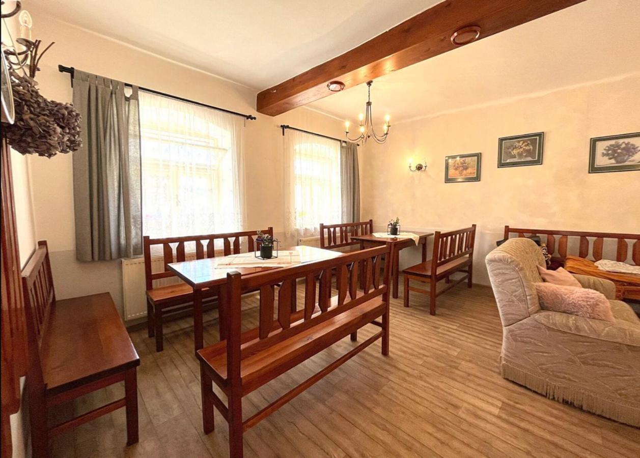 Apartment Na Rynku Chvalsiny 18