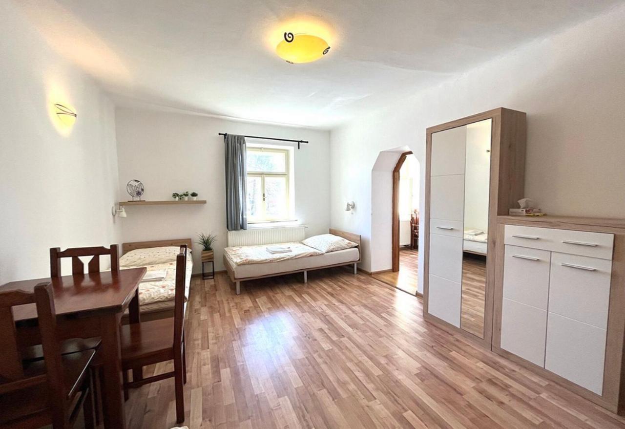 Apartment Na Rynku Chvalsiny 18